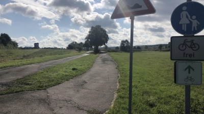 Ein Stück der alten Bundesstraße nebst Geh- und Radweg verläuft zwischen Neuses und Wasserzell. Auch dieser Abschnitt soll saniert werden. (Foto: Florian Pöhlmann)