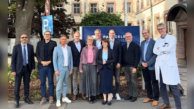 Der Ärztliche Direktor der Neustädter Klinik Dr. Gerald Wasmeier (Zweiter von links), Klinikvorstand Stefan Schilling (Dritter von links), Chefarzt Dr. Daniel Ditterich (Sechster von links), Chefarzt Dr. Chefarzt Bernhard Fischer (Dritter von rechts) und Chefarzt Dr. Afif Dlimi Zweiter von rechts) freuen sich üer die Kooperation mit den Wissenschaftlichern und Vertretern der Paracelsus Medizinischen Privatuniversität Nürnberg. (Foto: anr)
