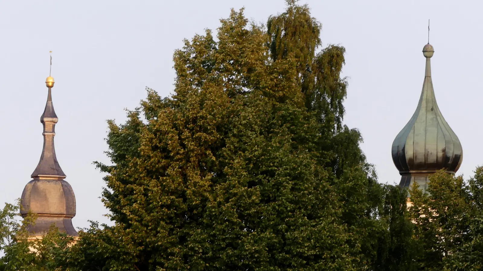 Weidenbachs prägende Turmhauben - gesehen in Weidenbach (Foto: Erich Kraus)