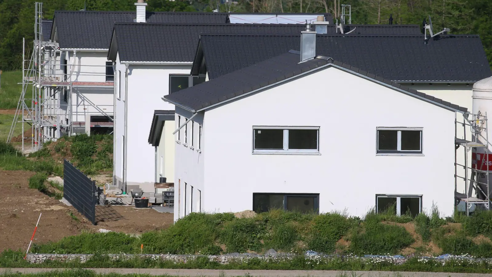 In Neubausiedlungen fallen sie auf: Immer häufiger sieht man in Häusern auch querliegende Fenster. (Foto: Karl-Josef Hildenbrand/dpa/dpa-tmn)