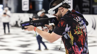 Bei der Computerspiele-Messe Gamescom in Köln wird auch wieder ordentlich geballert. Hier probiert ein Besucher das 3D-Action-Spiel „EVA“ aus. (Foto: Oliver Berg/dpa)
