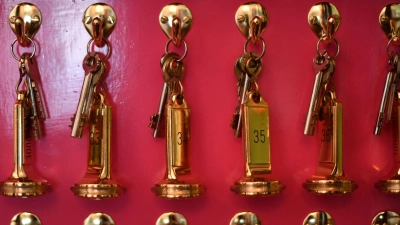 Schlüssel nur gegen Kreditkarte? Hotels dürfen diese Sicherheit verlangen, müssen das aber transparent gemacht haben. (Foto: Jens Kalaene/dpa-Zentralbild/dpa-tmn)