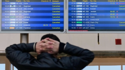 Nichts fliegt mehr? Ist die Rückreise objektiv unmöglich, entfällt in der Regel die Arbeitspflicht. (Foto: Hassan Ammar/AP/dpa-tmn)