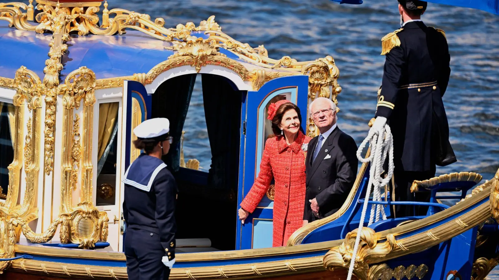 König Carl XVI. Gustaf (2. v. rechts) und Königin Silvia (2. v. links) fahren zur Goldhochzeit auch mir der königlichen Barkasse „Vasaorden“.  (Foto: Pontus Lundahl/TT News Agency/AP/dpa)