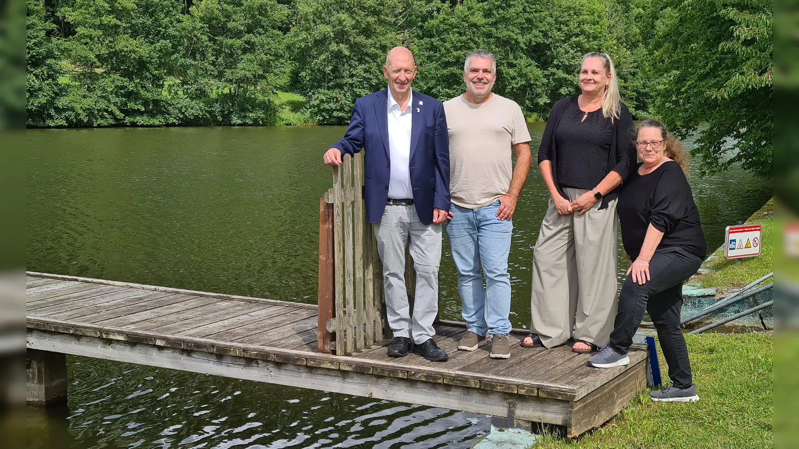 Markus Dinzl (Zweiter von links) hat im Namen des aufgelösten Gewerbeverbands dessen Restvermögen zugunsten des Fischhausbad-Fördervereins übergeben. Darüber freuten sich dessen Vorstandsvertreterinnen Petra Ehrmann und Elke Hasselt (von rechts) sowie Bürgermeister Michael Trzybinski. (Foto: Margit Schwandt)