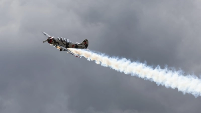 Die Rauchschwaden der Kunstflieger lassen alles noch viel spektakulärer aussehen.<br> (Foto: Daniel Christ)