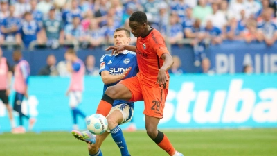 Ilyas Ansah (l) und seine Paderborner Mitspieler waren meist einen Schritt schneller. (Foto: Bernd Thissen/dpa)