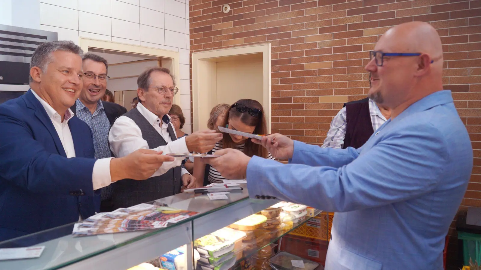 Neue Mitglieder: Carsten Träger (links) und Hans Herold (Dritter von links) ließen ihren Worten Taten folgen, unterschrieben eine Beitrittserklärung und überreichten sie Thomas Nicol (rechts). (Foto: Nicole Gunkel)