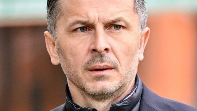 Marinko Jurendic und der FC Augsburg geben einem Torwarttalent einen Profi-Vertrag. (Foto: Harry Langer/dpa)