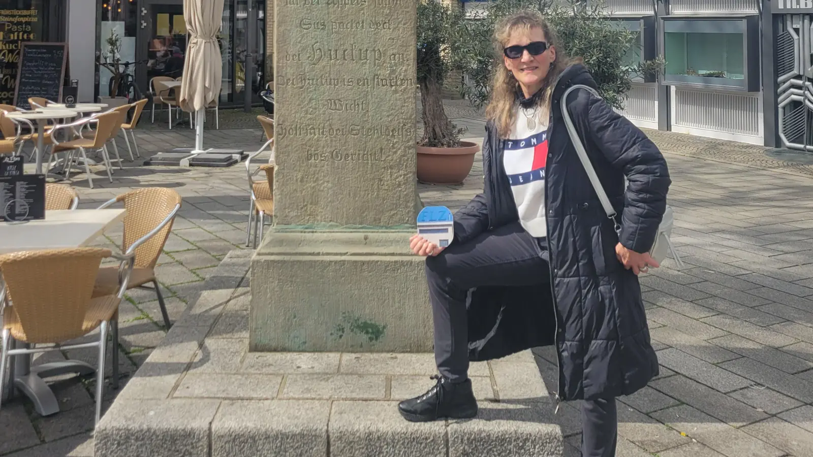Nach Hildesheim zum UNESCO-Weltkulturerbe Huckup-Denkmal verschlug es Beate Claus aus Ansbach zu Ostern. (Foto: Beate Claus)