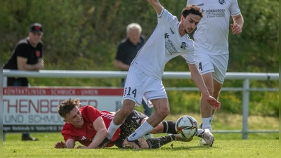 Auch wenn die Grashalme fliegen: Der SC Aufkirchen mit Oscar Ladenburger lag gegen den FC Kempten (oben Bahadir Yilmaz) am Ende am Boden und kassierte eine 1:4-Heimniederlage. (Foto: Markus Zahn)