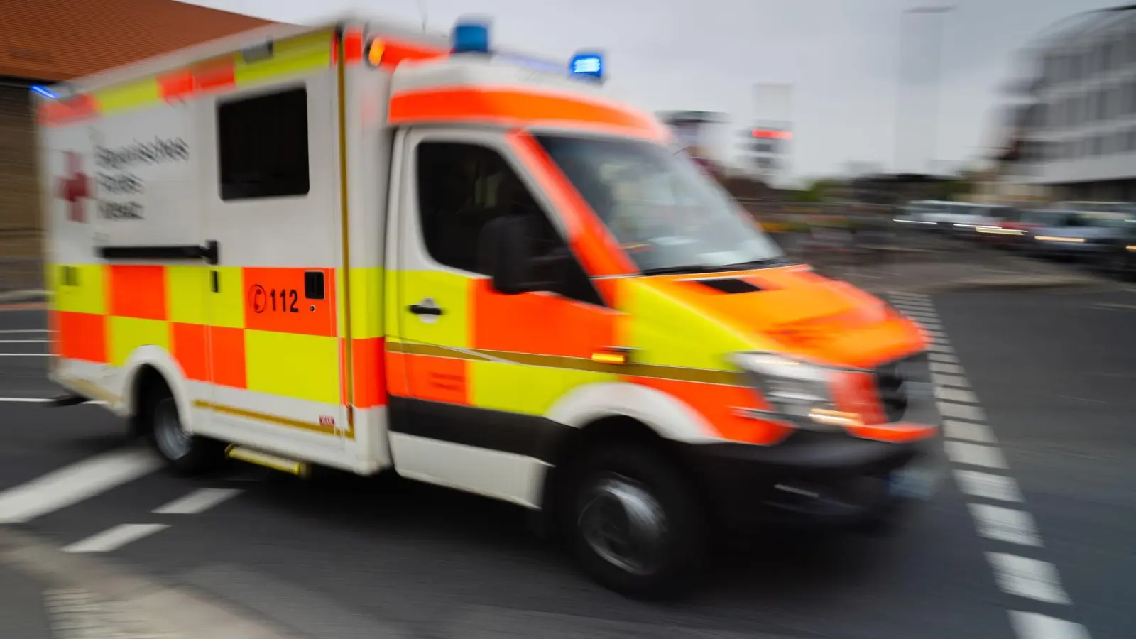 Der Rettungsdienst behandelte den Autofahrer vor Ort. (Symbolbild) (Foto: Nicolas Armer/dpa)