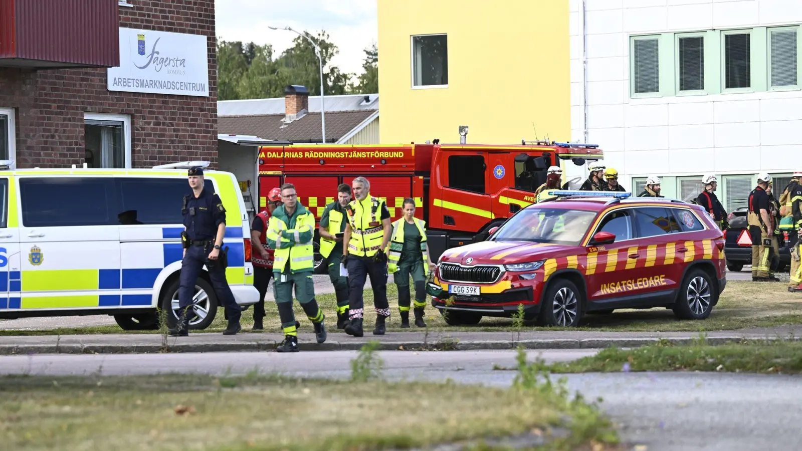 Polizei und Rettungskräfte rückten am Nachmittag zu einer Schule im schwedischen Fagersta aus. (Foto: Fredrik Sandberg/TT News Agency/AP/dpa)