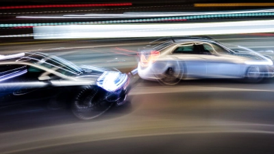 Geblinkt und doch nicht abgebogen: Entscheidet sich der Vordermann wider Erwarten um, können andere Verkehrsteilnehmer mithaften, falls es zum Crash kommt. (Foto: Frank Rumpenhorst/dpa/dpa-tmn)