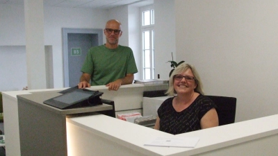 Der Leiter des Bürgeramts der Stadt Feuchtwangen, Thomas Schmidt, und Mitarbeiterin Sonja Dänzer an der Informationstheke, die am neuen Standort an der Hindenburgstraße eingerichtet wurde. (Foto: Jasmin Kiendl )