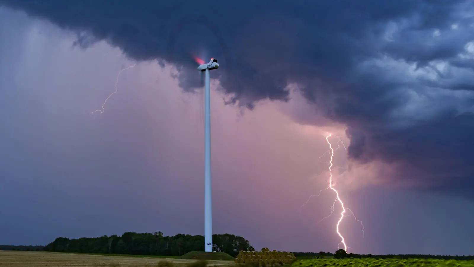 Der Ausbau der Windenergie kommt weiterhin viel zu langsam voran. Zumindest die Zahlen zu angemeldeten und genehmigten Projekten deuten an, dass es auch in Bayern künftig mehr Windkraftanlagen geben wird. (Archivbild) (Foto: Patrick Pleul/dpa)