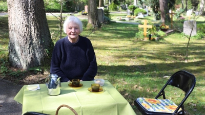 Tisch, Stuhl, Getränk – und ein offenes Ohr: So stellt sich Adelheid Seiler das Angebot vor. Zunächst würde sie es allein bestreiten. (Foto: Oliver Herbst)