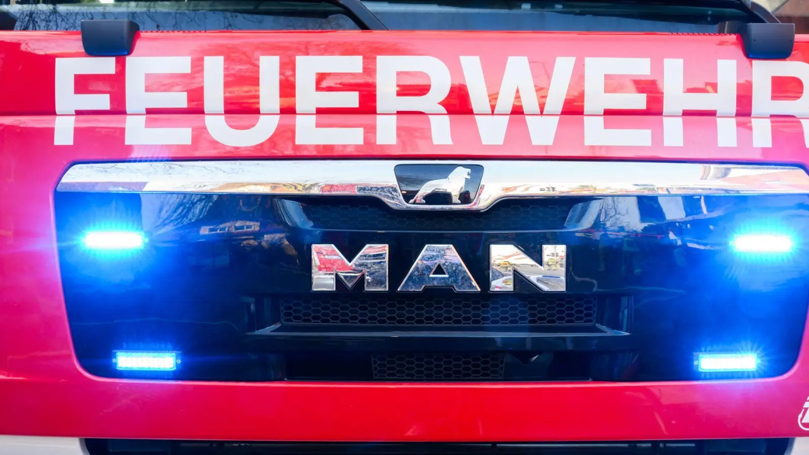 Bei dem Brand werden zwei Menschen leicht verletzt. (Symbolbild) (Foto: Julian Stratenschulte/dpa)