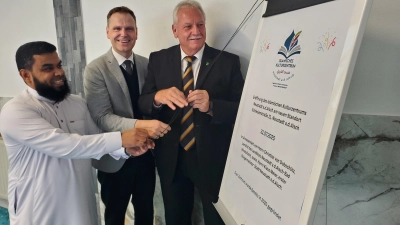 Dr. Hassan Bani Hassan, Dr. Christian von Dobschütz und Klaus Meier (von links) enthüllten gemeinsam die Tafel zur Eröffnung des islamischen Kulturzentrums in der Schlesienstraße 11 in Neustadt. (Foto: Ulli Ganter)