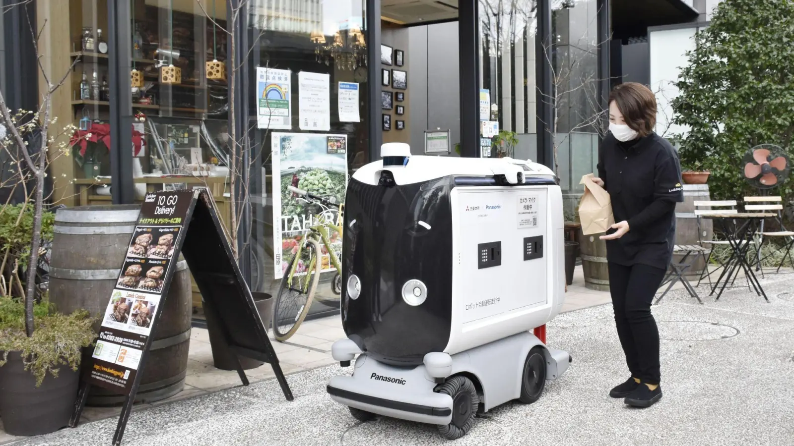 In Tokio wird der Einsatz von Robotern zum Beispiel in der Gastronomie getestet. (Foto: -/kyodo/dpa)