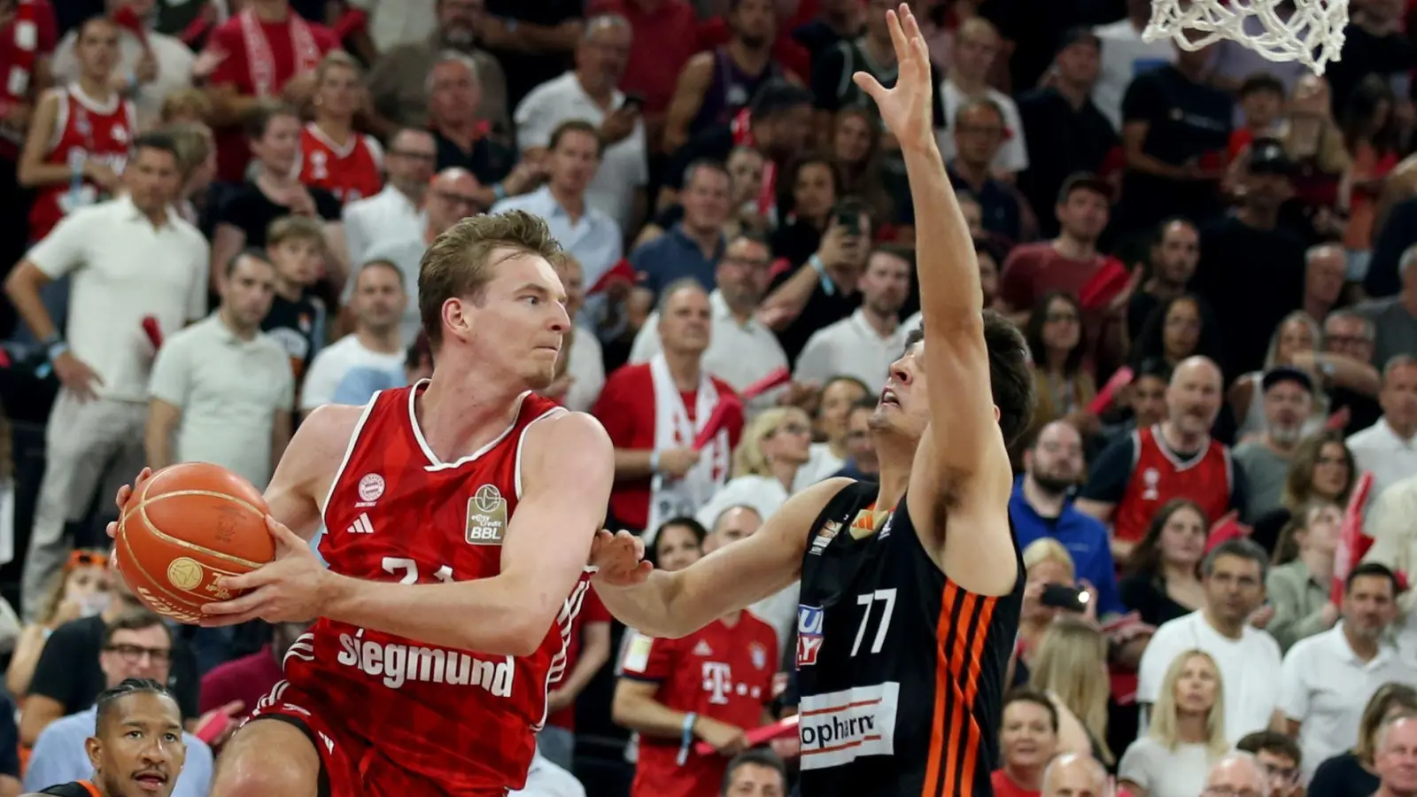 Justus Hollatz (links) und Ben Saraf kämpfen um den Ball. (Foto: Matthias Stickel/dpa)