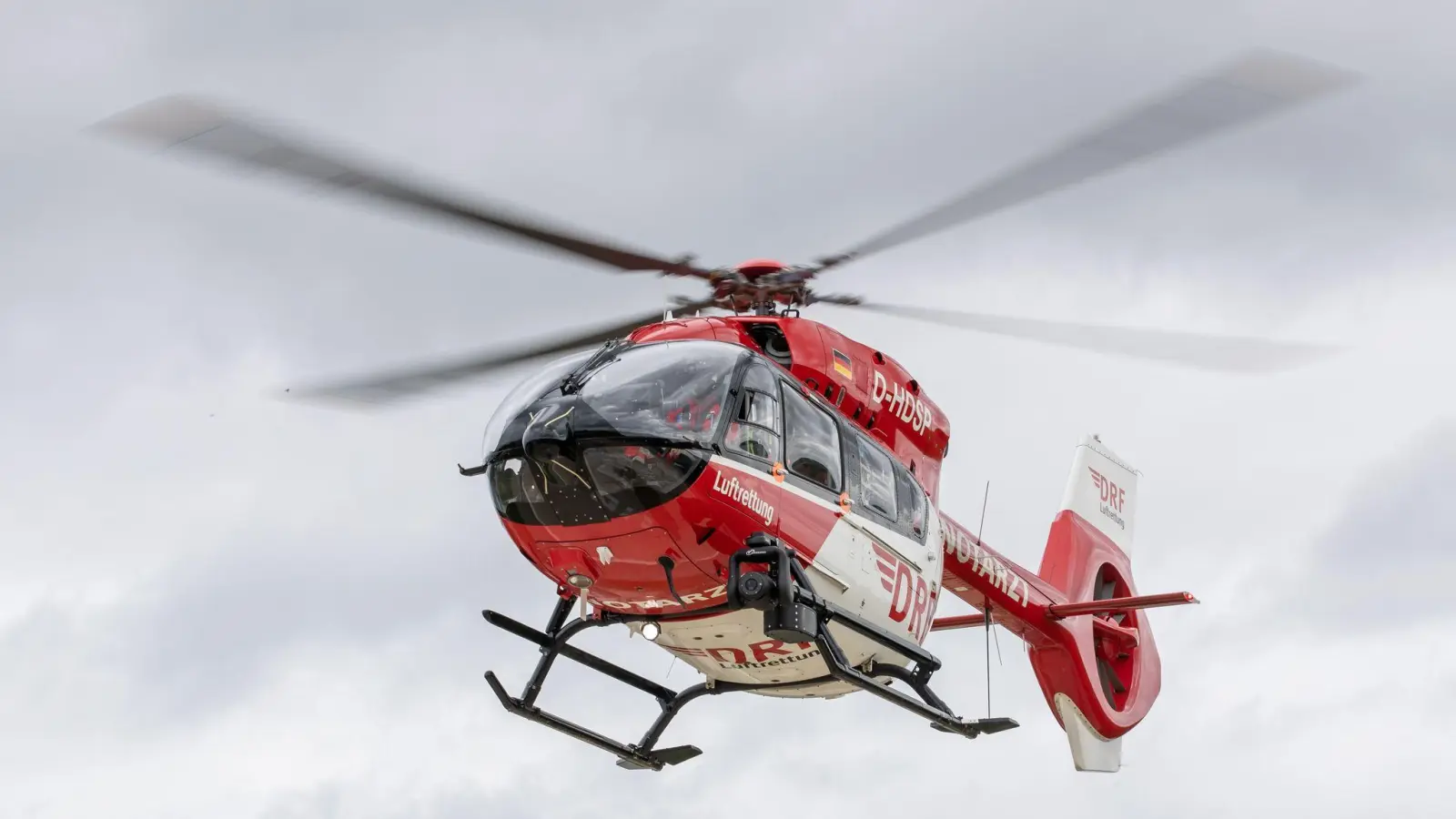 Der Verletzte wurde mit einem Rettungshubschrauber in ein Krankenhaus gebracht. (Foto: Daniel Karmann/dpa)