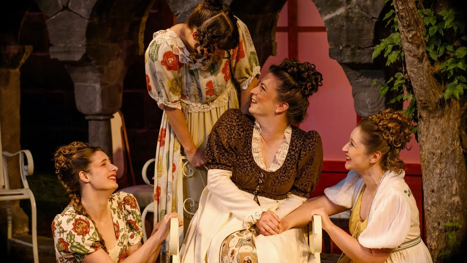 Guter Dinge: Viviane Ebert (Mary), Meike Pintaske (Lydia), Kirsten Schneider (Elizabeth) und Jaes Gärtner (Jane) als Bennet-Schwestern (von links). (Foto: Nicole Brühl)