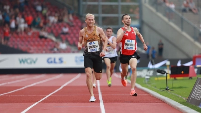 Die letzten Meter an einem magischen Abend in Kassel: Florian Bremm liegt vor Maximilian Thorwirth. Der Düsseldorfer wird seinen Konkurrenten später loben. (Foto: Theo Kiefner)