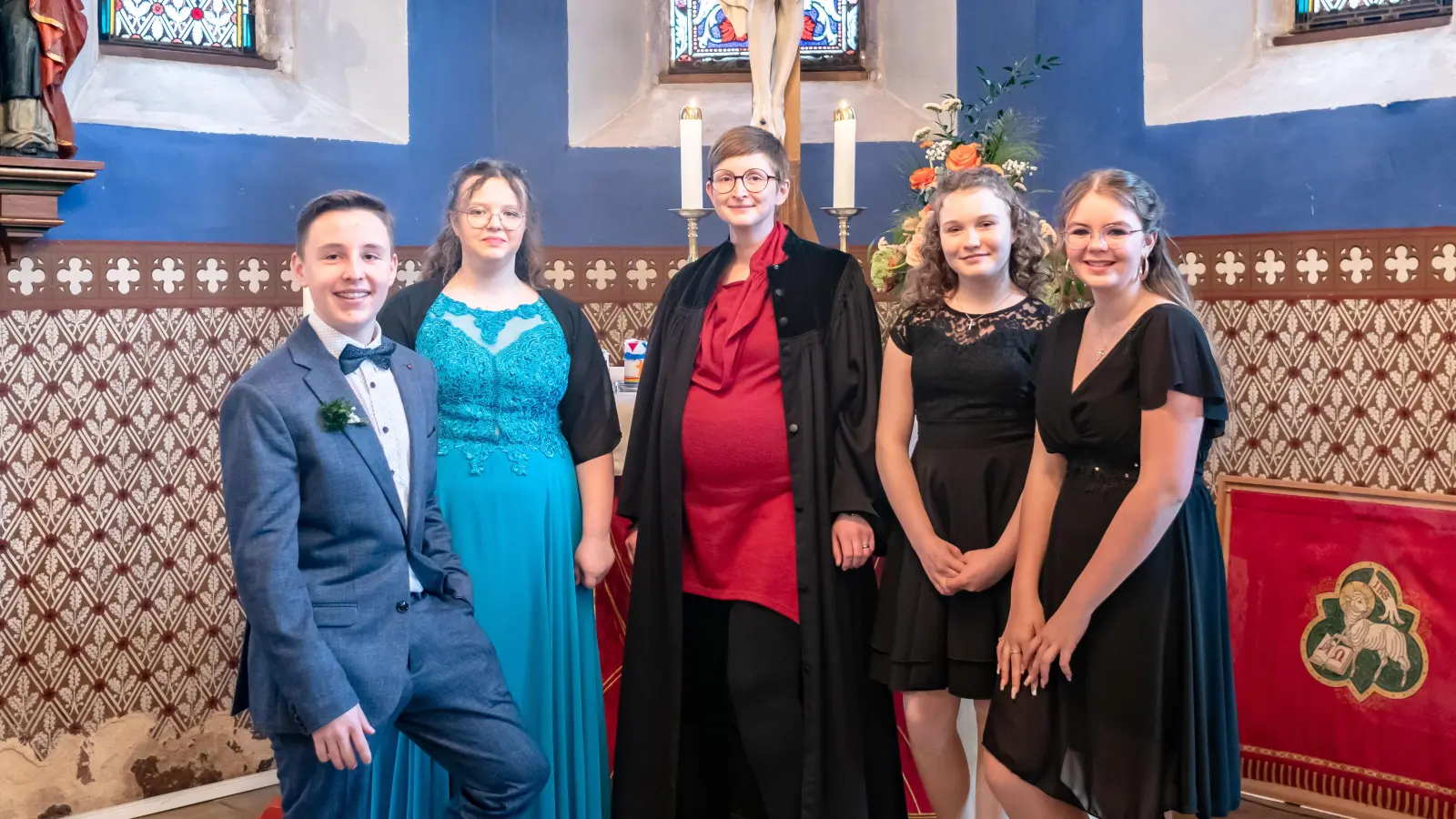 In der St.-Michaels-Kirche in Burk wurden jetzt drei Mädchen und ein Junge konfirmiert. Unser Foto zeigt sie mit Roswitha Schiling. (Foto: Fred Teichmann)