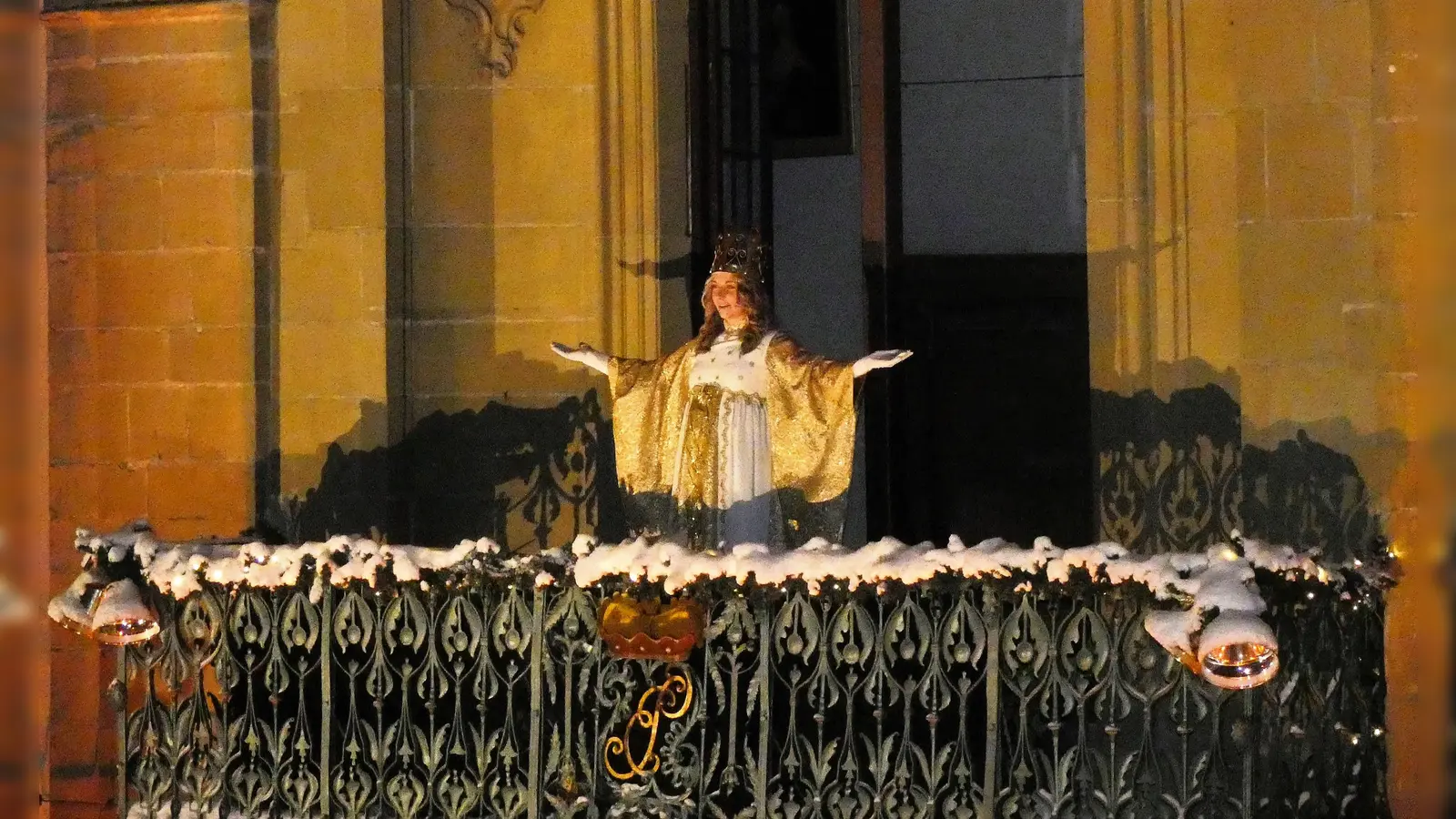 Am Fürstlichen Weihnachtsmarkt in Schillingsfürst sprach das Christkind vom Balkon des Schlosses aus zu den Besucherinnen und Besuchern.  (Foto: Karl-Heinz Gisbertz)