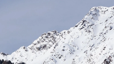 Der Deutsche rutschte auf einem Schneefeld aus und stürzte in die Tiefe. (Symbolbild) (Foto: Zoom.Tirol/APA/dpa)