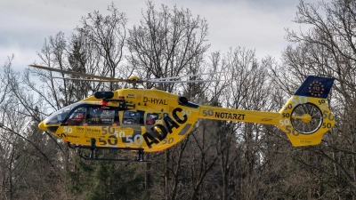 Ein Rettungshubschrauber brachte den Mann in eine Klinik. (Symbolbild: Peter Kneffel/dpa)