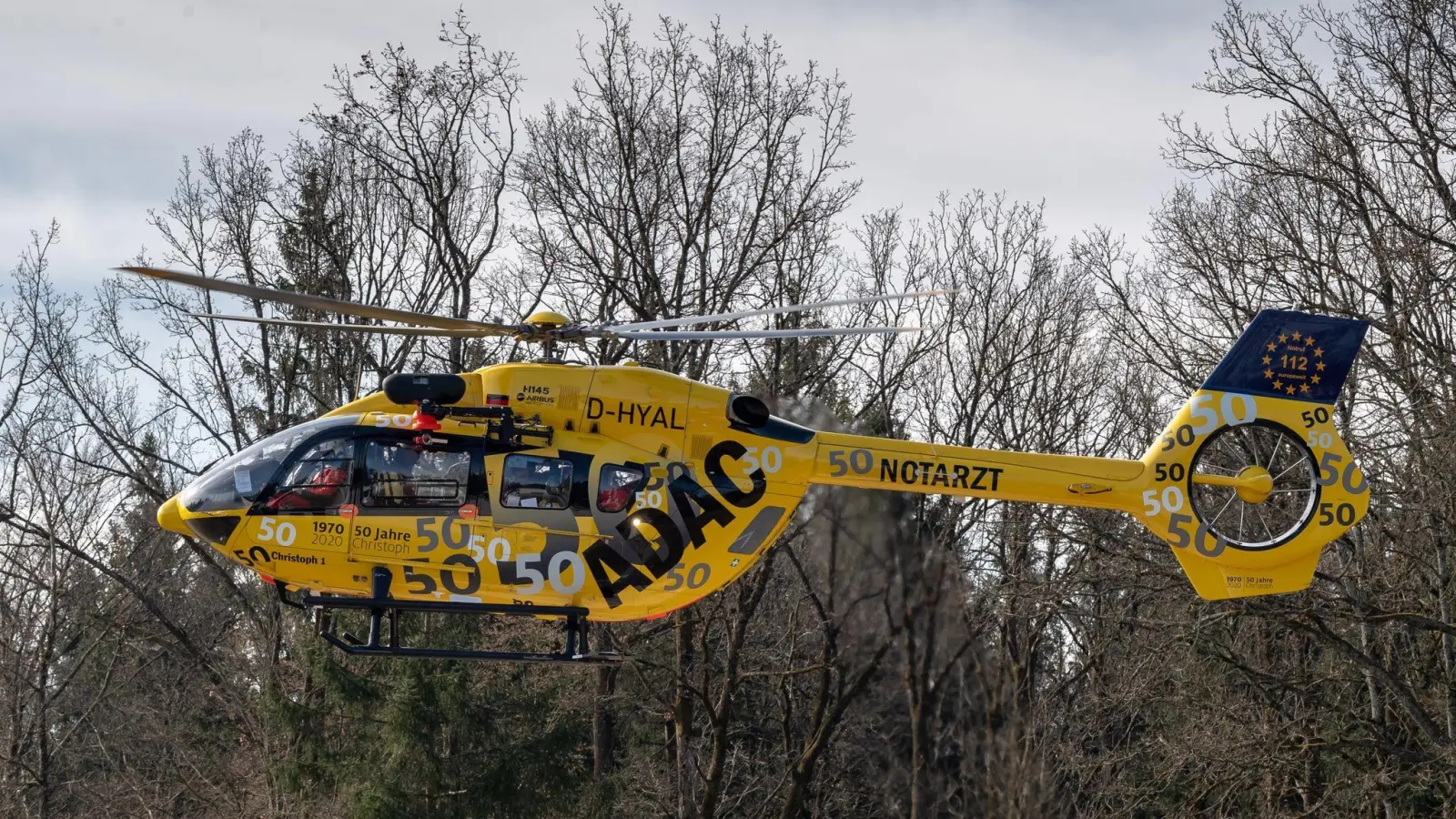 Ein Rettungshubschrauber brachte den Mann in eine Klinik. (Symbolbild: Peter Kneffel/dpa)