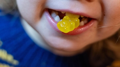 Schlafgummis mit Melatonin können Nebenwirkungen haben und enthalten teils größere Mengen von dem Hormon als angegeben. (Foto: Hendrik Schmidt/dpa)