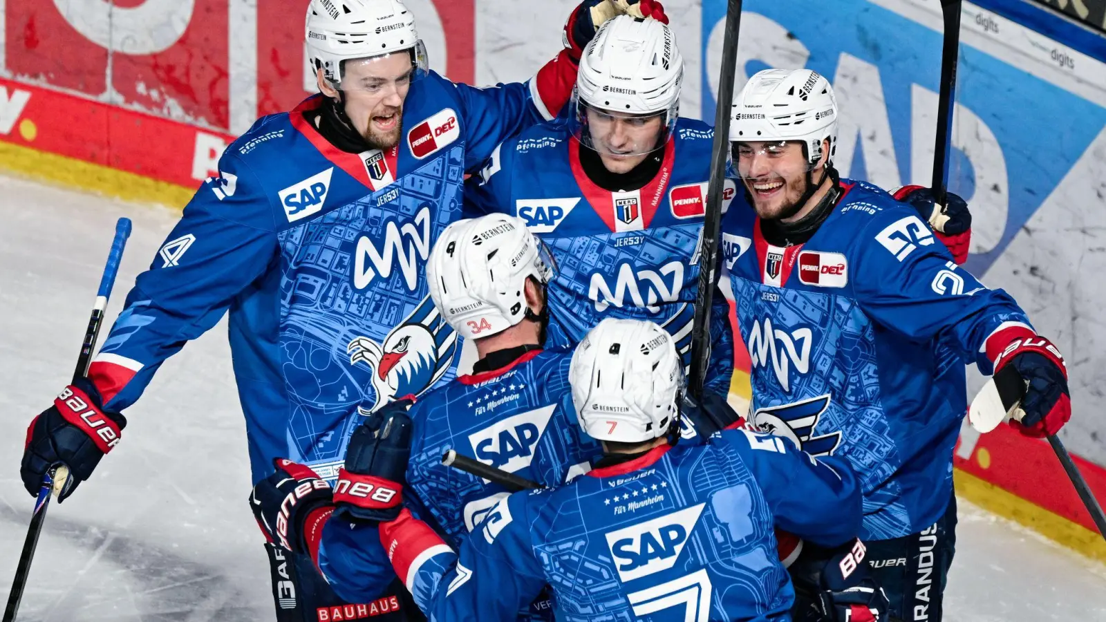 Den Adler Mannheim fehlt noch ein Erfolg für den Einzug ins Playoff-Halbfinale. (Archivbild) (Foto: Uwe Anspach/dpa)