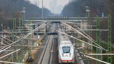 Auf der Riedbahnstrecke ist es zu einem Oberleitungsschaden gekommen (Symbolbild) (Foto: Andreas Arnold/dpa)