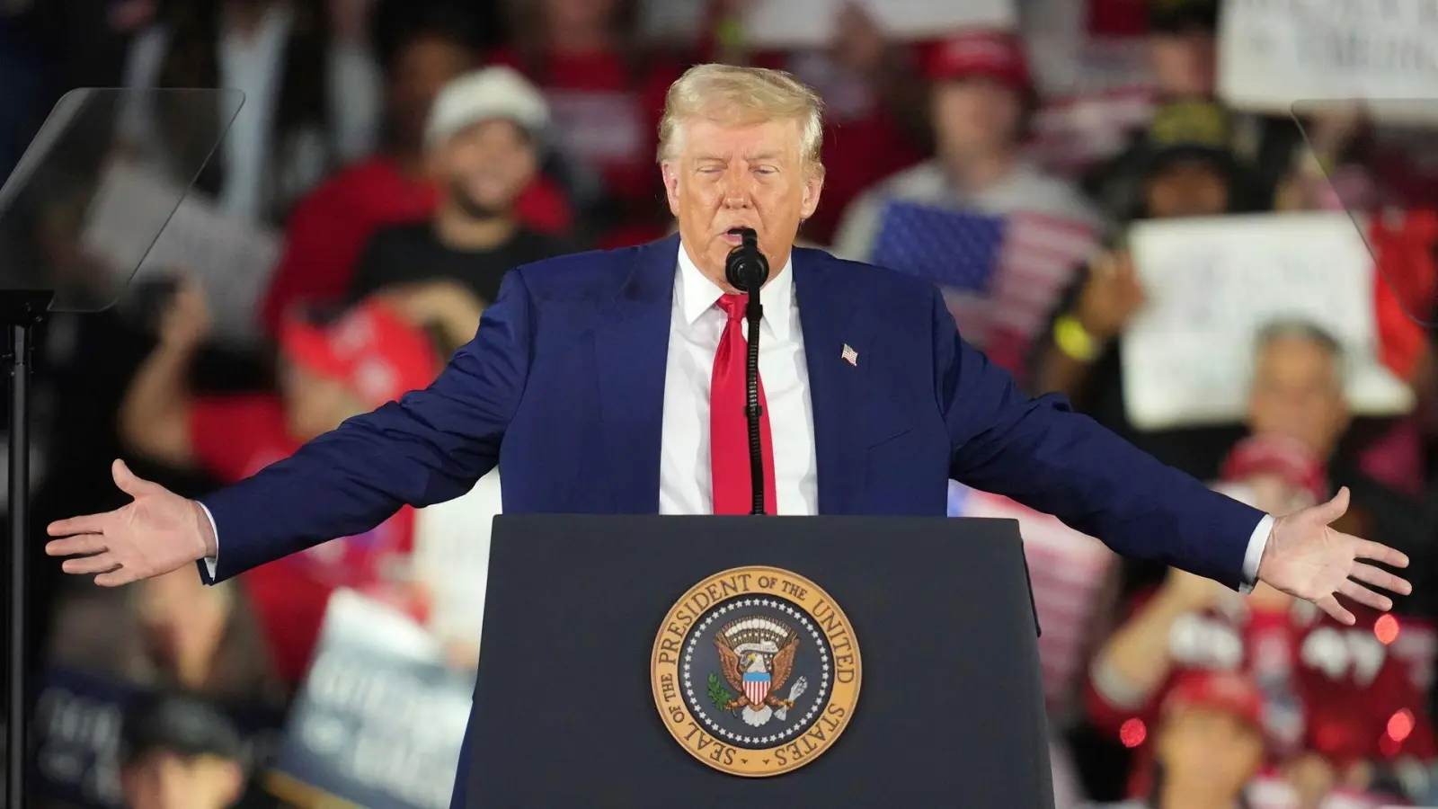 US-Präsident Donald Trump preiste sich selbst bei dem Auftritt in höchsten Tönen. (Foto: Paul Sancya/AP/dpa)