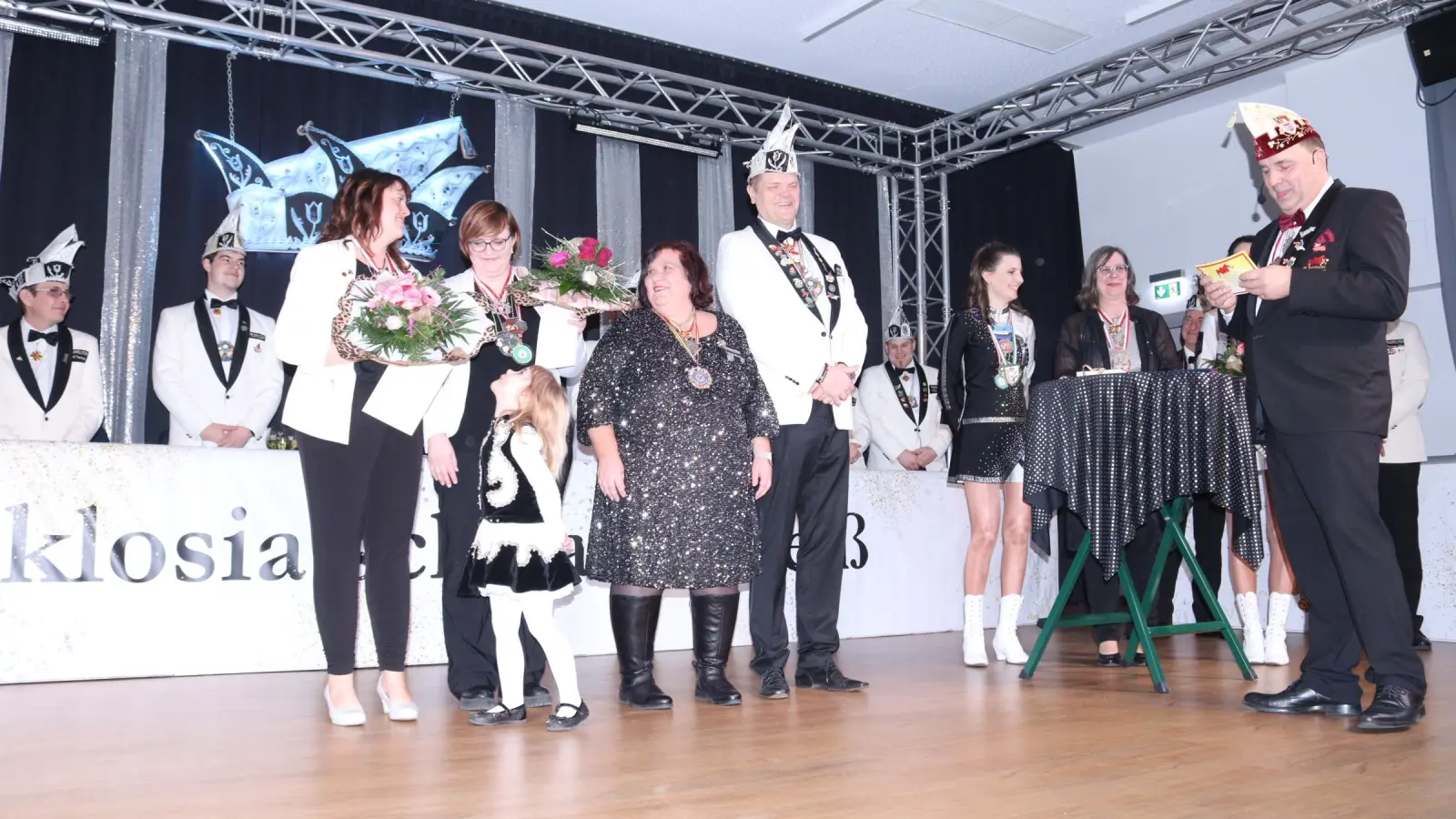 Vom Fastnacht-Verband Franken (FVF) vergab an Katrin Schuh und Verena Thomas (mit Blumen, von links) den Verdienstorden in Silber. Tanja Ballhorn und Uli Feuchtmann (weiter von links) zeichnete Bernd Rauscher (rechts), Beirat im FVF, ebenso aus. (Foto: Rainer Fritsch)