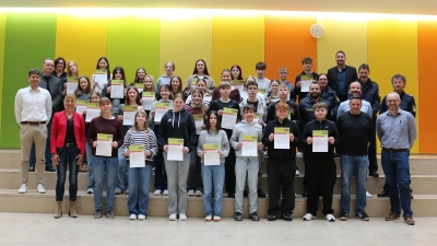 Mit ihrem Einsatz stehen sie für mehr Zivilcourage im Nahverkehr: Die neuen Coolrider aus Ansbach wurden von Oberbürgermeister Thomas Deffner (oben, 2. von li.), dem Leiter der Polizeiinspektion Ansbach, Dieter Hegwein (oben, 2. von re.), und dem Ausbilder bei der ÖPNV-Akademie, Sebastian Schleinkofer (vorne, 2. von re.), ausgezeichnet.  (Foto: Ansbacher Bäder und Verkehrs GmbH/Stefanie Remel)