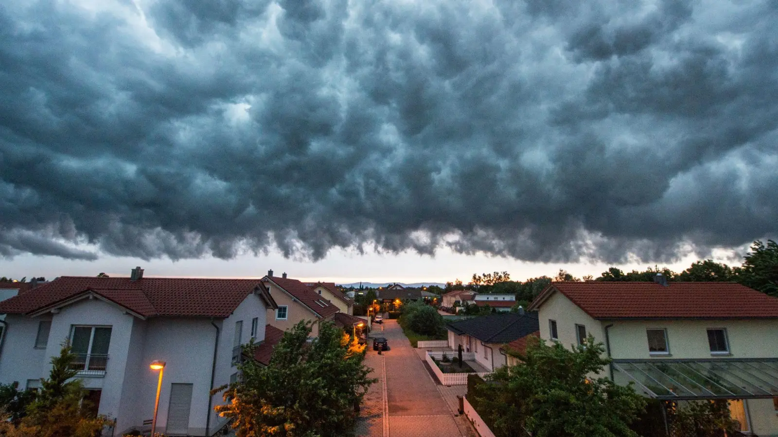 Da braut sich was zusammen: Wenn Unwetter Schäden am Eigenheim anrichten, sollten Betroffene zügig reagieren. (Foto: Armin Weigel/dpa)