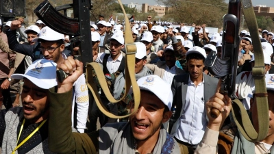 Huthi-Kämpfer während eines Protestmarschs gegen die von den USA geführten Angriffe auf Ziele der Huthi im Jemen (Archivbild). (Foto: Osamah Abdulrahman/AP/dpa)