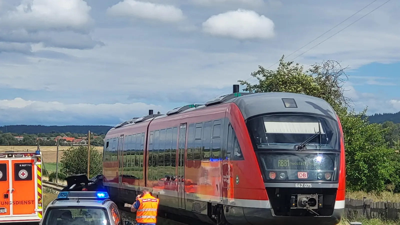 Am Donnerstagnachmittag kam es an einem Bahnübergang in Burgbernheim zu einer Kollision zwischen einem Auto und einer Regionalbahn.  (Foto: NEWS5 / Wohlgemuth)