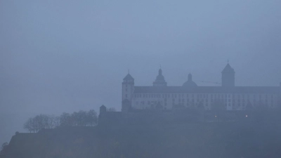 Die Sichtweiten sind vielerorts schlecht. (Archivbild) (Foto: Karl-Josef Hildenbrand/dpa)