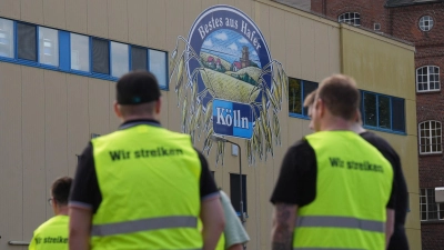 Beschäftigte von Kölln sammeln sich zu einer Streikkundgebung vor dem Werk. (Foto: Marcus Brandt/dpa)