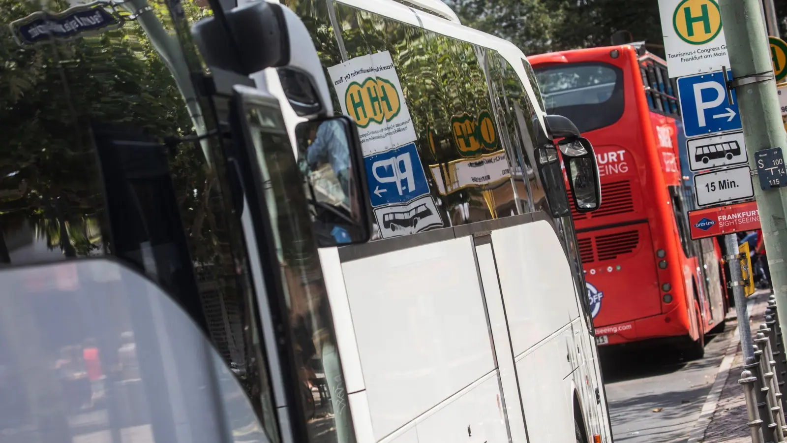 Fast jeder fünfte Bus, der beim TÜV geprüft wurde, hatte vergangenes Jahr erhebliche Mängel. (Archivbild) (Foto: Frank Rumpenhorst/dpa)