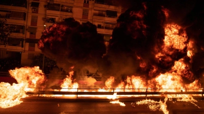 Benzinbomben explodieren während der Feierlichkeiten zum orthodoxen Osterfest in Athen. (Foto: Michael Varaklas/AP/dpa)