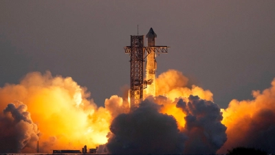 Die Mega-Rakete Starship von SpaceX hebt von der Starbase zum fünften Testflug ab. (Foto: Eric Gay/AP/dpa)