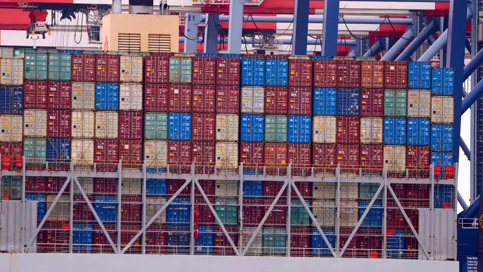 Die USA verhandeln trotz des Gerichtsurteils weiter mit Ländern zu Handelsabkommen. (Symbolbild) (Foto: Damian Dovarganes/AP/dpa)