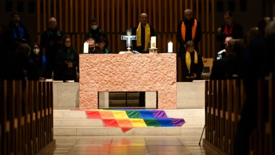 Die katholische Kirche und die Regenbogenflagge - keine unkomplizierte Beziehung. (Archivfoto) (Foto: Tobias Hase/dpa)