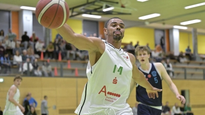 Ball und Gegner im Griff: Paul Nzeocha (hier gegen Haching) glänzte gegen Schwabing mit einem Double-Double. (Foto: Martin Rügner)